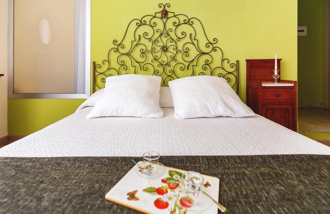 Acanthus B&B-1